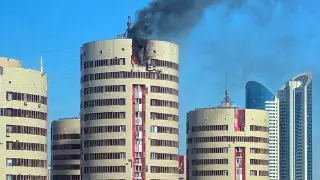 Пожар в высотке в центре Астаны попал на видео