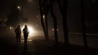 Пятилетнюю девочку в одном памперсе нашли ночью на дороге в Семее