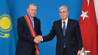 "Ближайший и надежный партнер". Токаев наградил Эрдогана