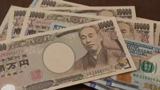 Японская иена подешевела к доллару до самой низкой отметки с 1990 года