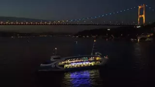 Знаменитый мост на Босфоре подсветили цветами казахстанского флага