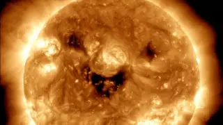 NASA опубликовало снимок "улыбающегося" Солнца