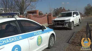 Автомойщик угнал Lexus и разбил оградки на кладбище в Алматы