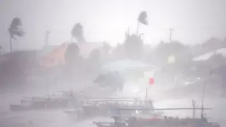 Около 100 человек погибли из-за шторма на Филиппинах