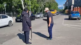 Алматинцы пожаловались, что двор их ЖК стал общей дорогой