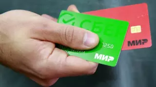 Еще 2 кыргызских банка приостановили прием российских карт "Мир"