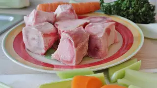 Эндокринолог развеяла мифы о пользе костного бульона