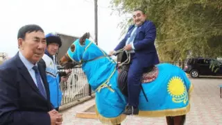 Депутат на коне с флагом Казахстана: фото объяснили в акимате
