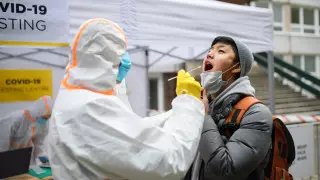 Рекордную заболеваемость COVID-19 зафиксировали в китайском Гуанчжоу