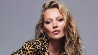 48-летняя Кейт Мосс вызвала фурор, повторив трюк с "голым" платьем