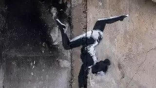 Известный художник Бэнкси нарисовал граффити на разрушенном доме в Украине