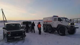 Застрявшего в снегу водителя спасли на дороге в ВКО