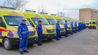 Кызылординским медикам вручили 20 автомобилей скорой помощи