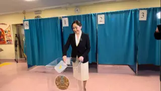 Кандидат Каракат Абден проголосовала на выборах