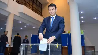 Аким Туркестанской области проголосовал на выборах