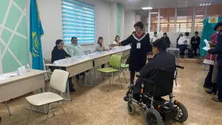 Инватакси организовали в день выборов в Алматы