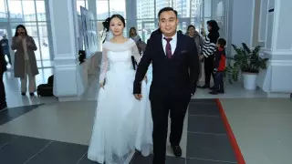 Молодожены Саламат Жаманбай и Динара Крым проголосовали на выборах в Мангистау