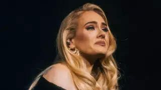 Почему весь мир обсуждает носки Адель, а не ее феноменальный голос