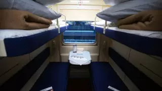 В России пассажирам поездов с верхних полок разрешили есть на нижних