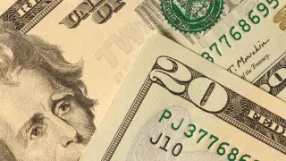 Курс доллара еще немного снизился