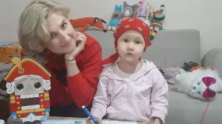 Шымкентская "принцесса Диана" помогает собирать деньги девочке с нейробластомой