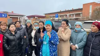 "Мы что, не люди?": санитарки больницы вышли на митинг в Атырау