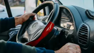 Апашка из Шымкента за рулем авто стала звездой соцсетей