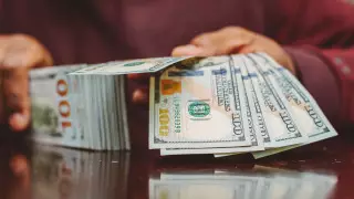 Курс доллара продолжает расти на торгах