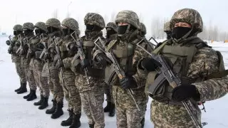 Уравнять зарплаты военных и силовиков призвал министр обороны