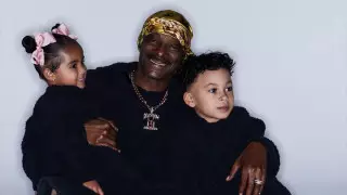 Снуп Догг с внуками снялся для рекламы бельевого бренда Ким Кардашьян, чем разгневал публику