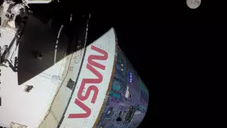 Космический корабль NASA повторно облетел Луну