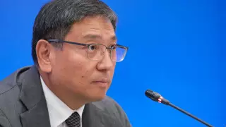 Аким Досаев поручил снести дом, где находят трупы и ночуют бомжи