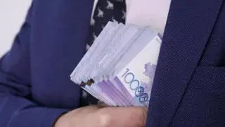 Почти миллион тенге взял житель Актау за "трудоустройство" в нефтяную компанию