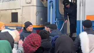 Родители спортсменов остановили поезд Мангистау - Алматы и добились замены "старого и холодного вагона"