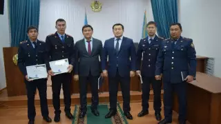 Отказавшихся от взяток казахстанских госслужащих наградили