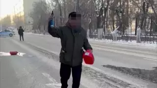 "Верните деньги инвалидам": мужчина угрожал совершить самоподжог недалеко от здания ДП Карагандинской области