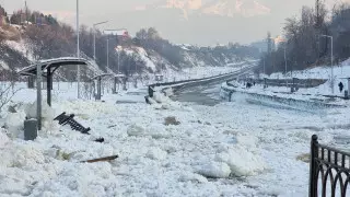 "Ледяная лавина" снесла ограждение реки Есентай в Алматы