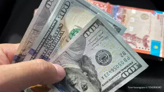 Курс доллара продолжает снижаться на торгах