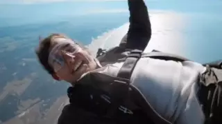 Легендарный актер Том Круз поблагодарил фанатов за поддержку и выпрыгнул из самолета