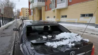 Мнение юриста: кто несет ответственность, если на машину упала глыба льда