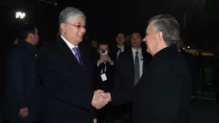 Мирзиеев проводил Токаева. Появилось видео разговора президентов