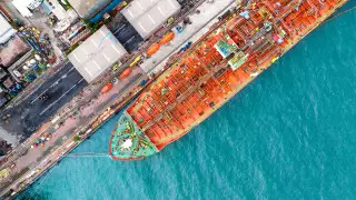 Разлив нефти закрыл ключевой судоходный путь в Германии