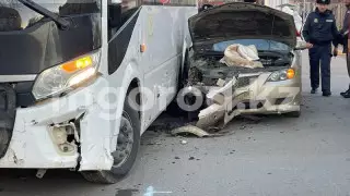 Автобус с пассажирами и легковушка столкнулись в центре Уральска