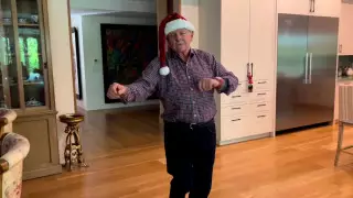 84-летний Энтони Хопкинс удивил Instagram праздничным танцем