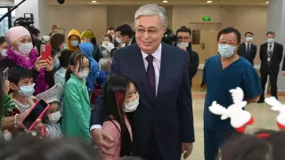 Токаев навестил маленьких пациентов в центре материнства и детства