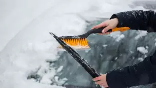 Автоэксперт дал совет, как избавиться от налипания снега на дворники