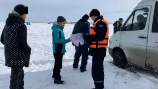 Авто провалилось под лед на Капшагайском водохранилище