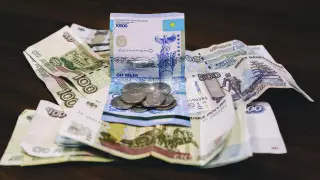 Курс рубля опустился ниже 6 тенге в обменниках