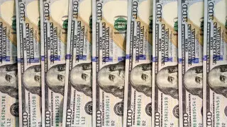 Курс доллара продолжает расти на торгах