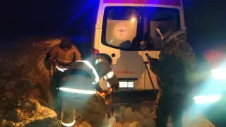 Скорая с ребенком на аппарате ИВЛ вылетела в кювет в Карагандинской области